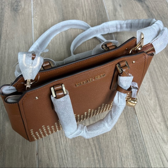 Michael Kors Hayes Medium Messenger - Picture 6 of 8